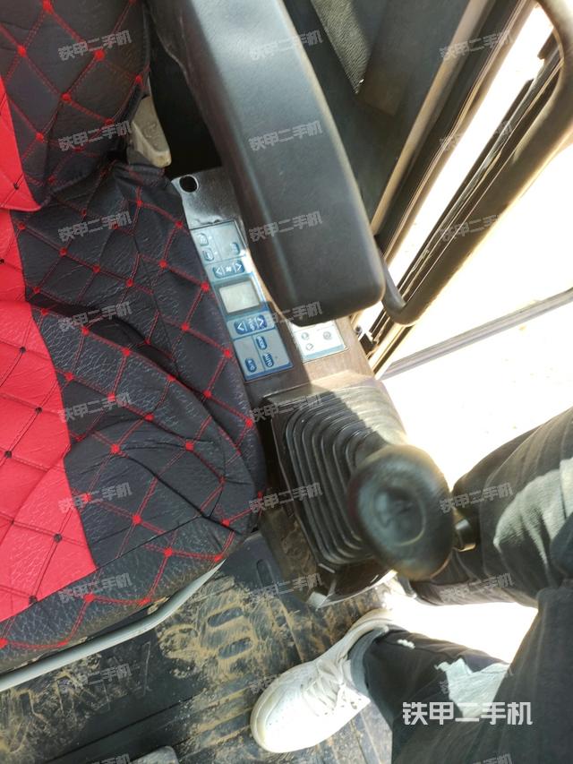 座椅左側(cè)控制臺/音響/含左手柄（駕駛室部分）