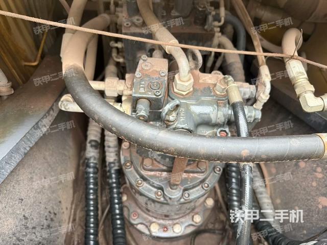 回轉(zhuǎn)馬達(dá)和主控閥（整機(jī)外觀）