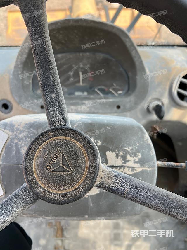 駕駛室工作臺(tái)(整機(jī)外觀(guān)及大件) 駕駛室工作臺(tái)(整機(jī)外觀(guān)及大件)