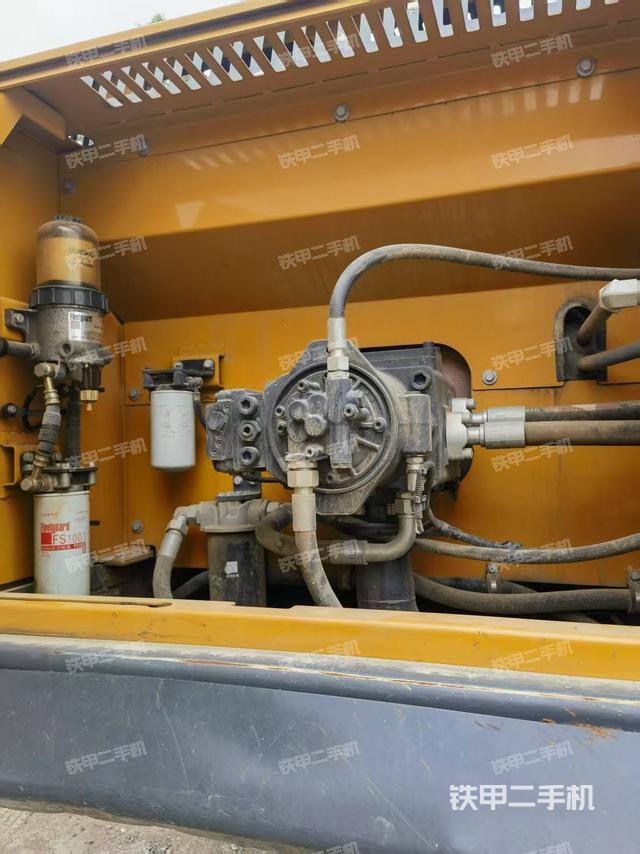 液壓泵艙室正面整體（整機外觀）