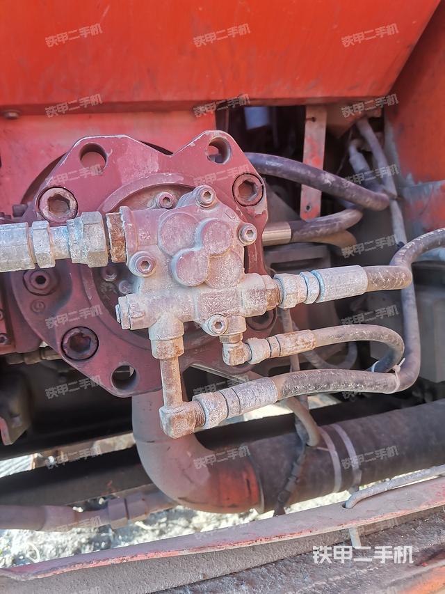 液压泵舱室正面整体（整机外观）