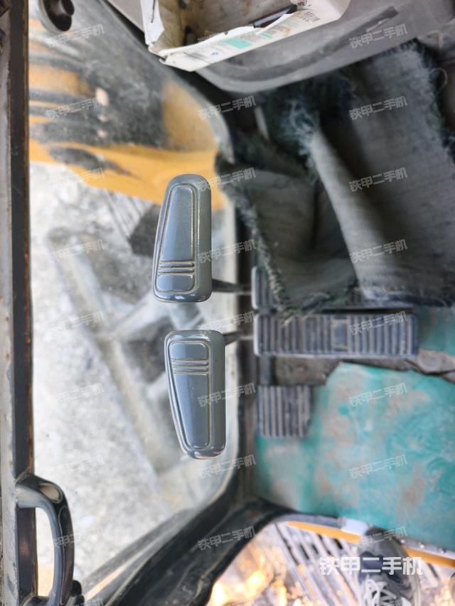 行走控制手柄和踏板?俯拍(駕駛室部分) 行走控制手柄和踏板?俯拍(駕駛室部分)