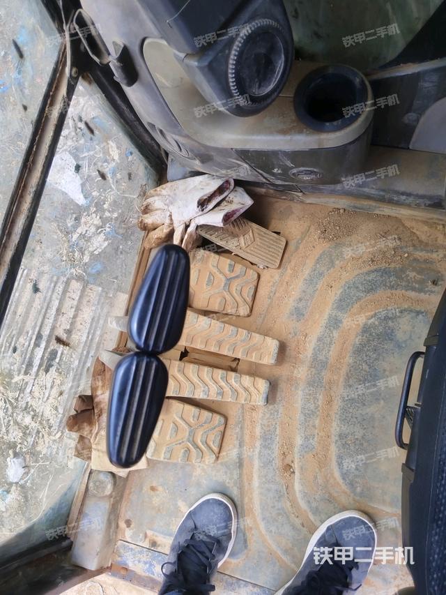 行走控制手柄和踏板?俯拍（駕駛室部分）