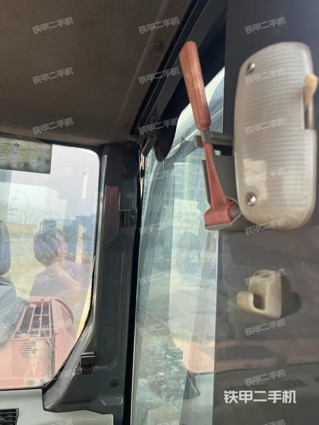 駕駛室頂部(整機外觀) 駕駛室頂部(整機外觀)
