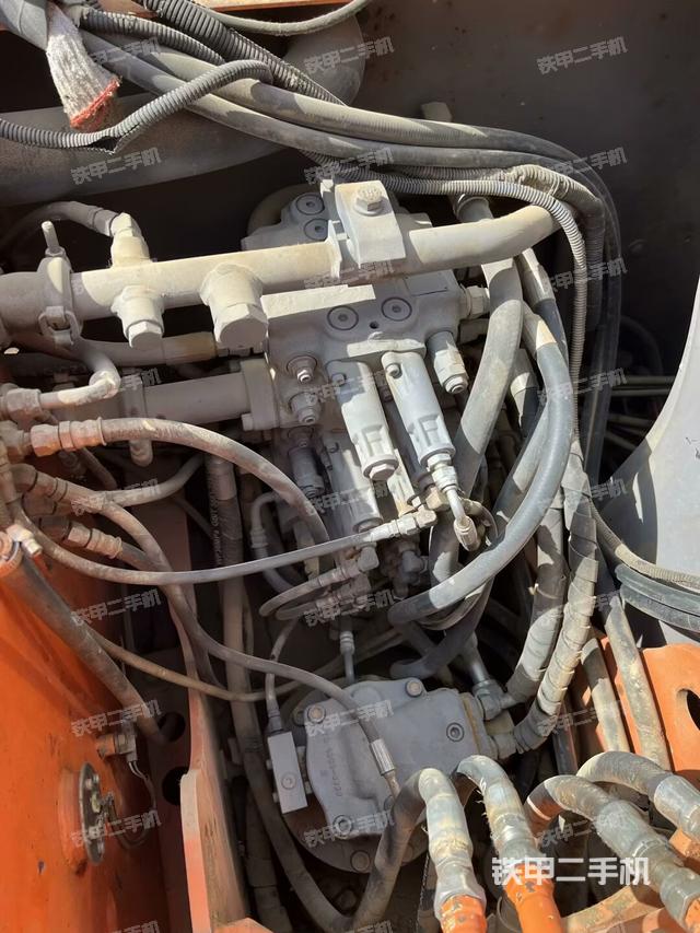 回轉(zhuǎn)馬達(dá)和主控閥（整機(jī)外觀）