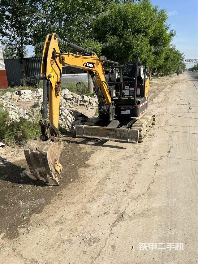 液壓泵艙室正面整體（整機外觀）