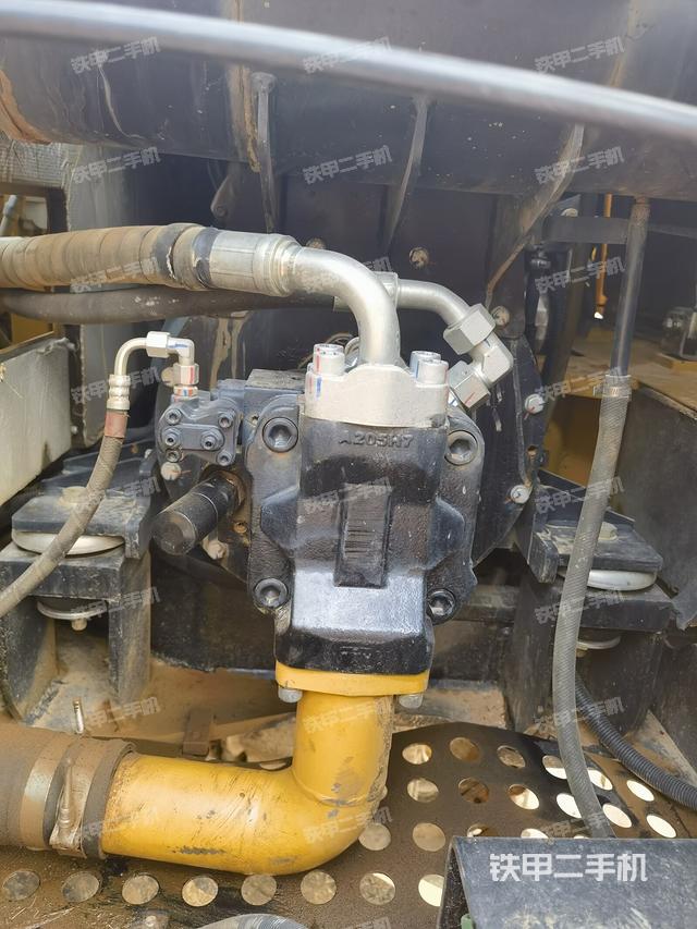 液壓泵艙室正面整體(整機(jī)外觀) 液壓泵艙室正面整體(整機(jī)外觀)