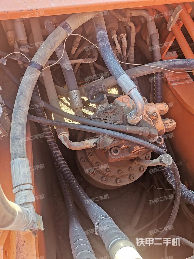 回转马达和主控阀（整机外观）