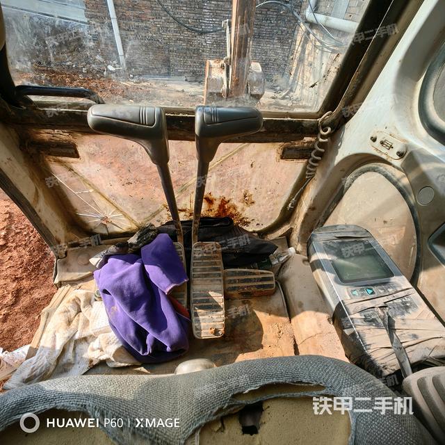 行走控制手柄和踏板?俯拍(駕駛室部分) 行走控制手柄和踏板?俯拍(駕駛室部分)