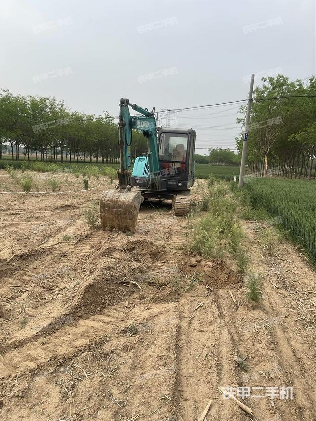 回轉(zhuǎn)馬達(dá)和主控閥(整機(jī)外觀) 回轉(zhuǎn)馬達(dá)和主控閥(整機(jī)外觀)