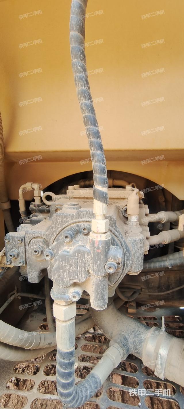 液压泵舱室正面整体（整机外观）