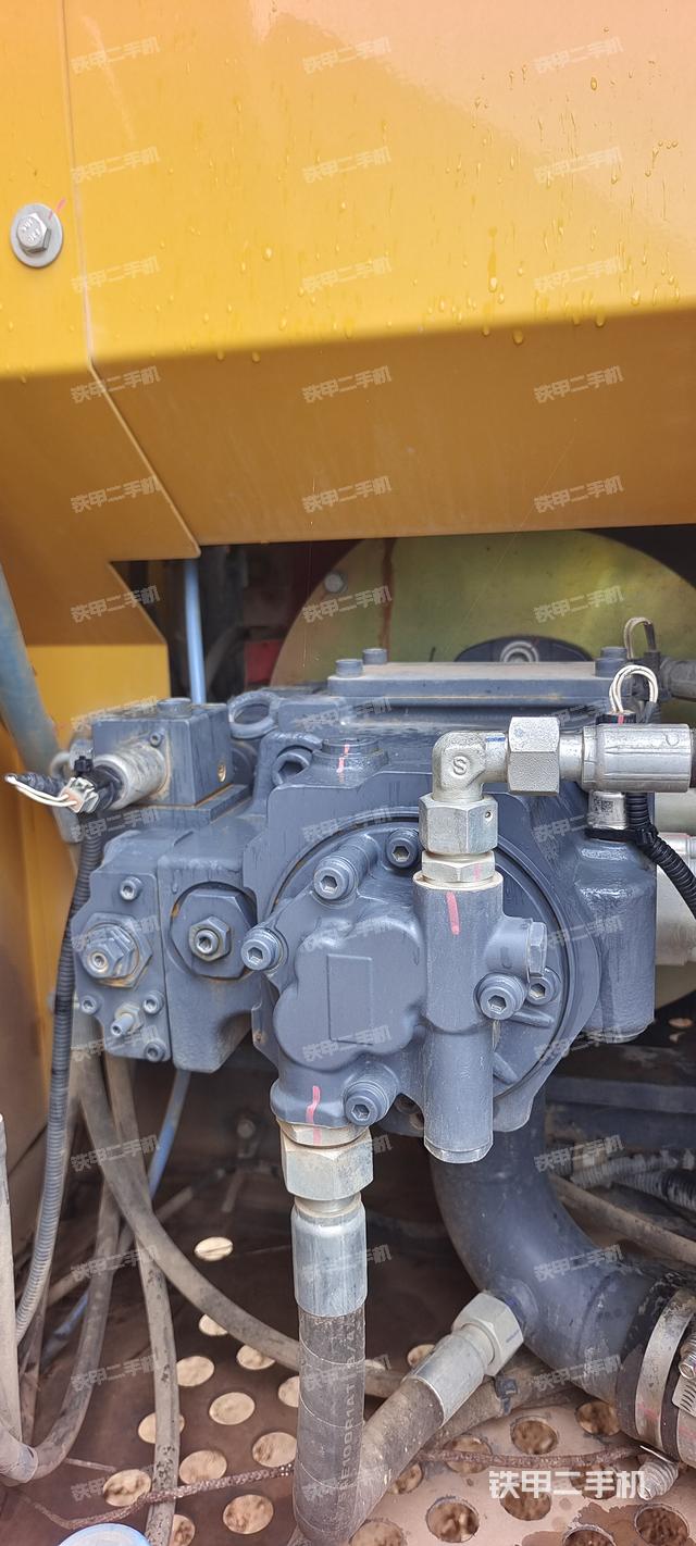 液压泵舱室正面整体（整机外观）