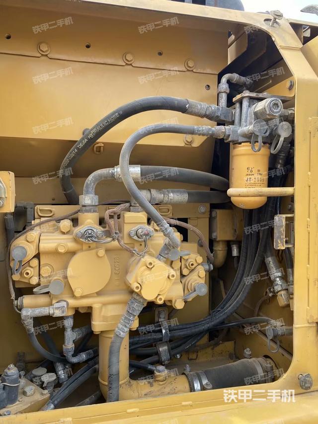 液壓泵艙室正面整體(整機外觀) 液壓泵艙室正面整體(整機外觀)