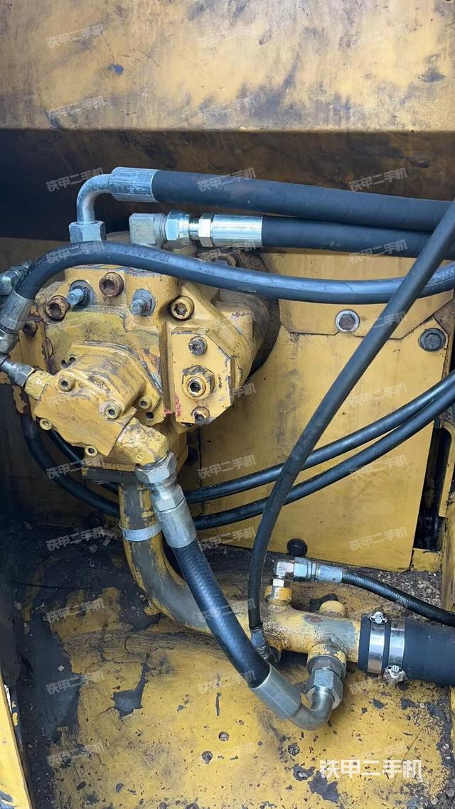 液壓泵艙室正面整體(整機(jī)外觀) 液壓泵艙室正面整體(整機(jī)外觀)