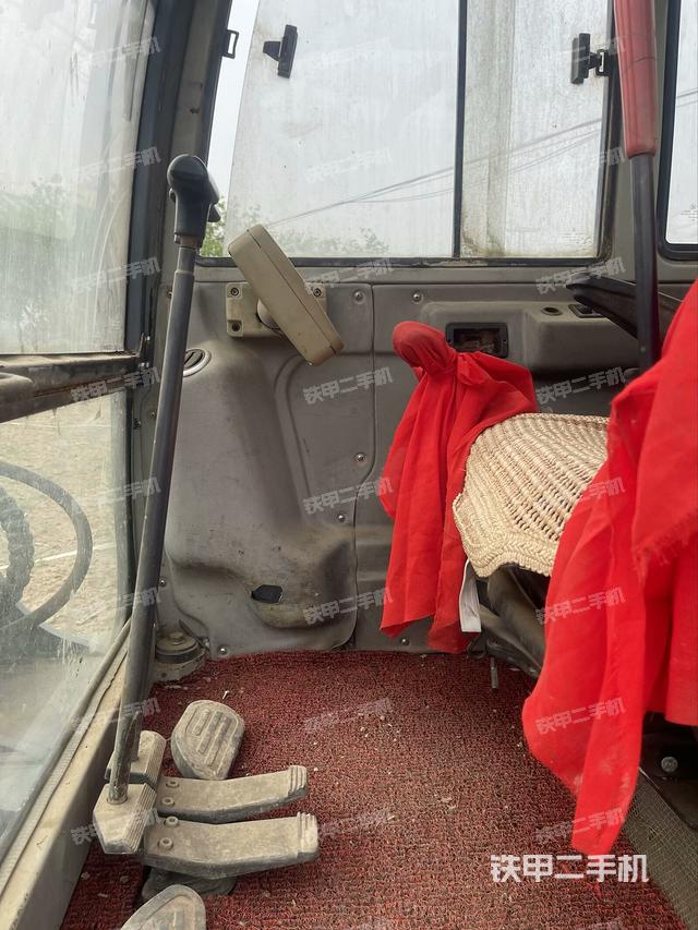 駕駛室頂部(整機(jī)外觀) 駕駛室頂部(整機(jī)外觀)