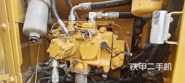 液压泵舱室正面整体（整机外观）