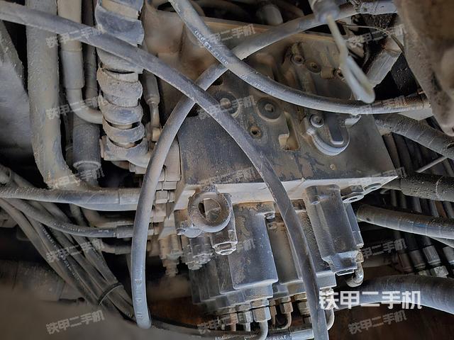 回轉(zhuǎn)馬達(dá)和主控閥（整機(jī)外觀）