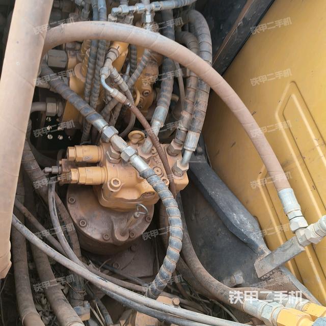 回轉(zhuǎn)馬達(dá)和主控閥（整機(jī)外觀）