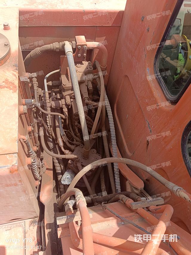 回转马达和主控阀（整机外观）