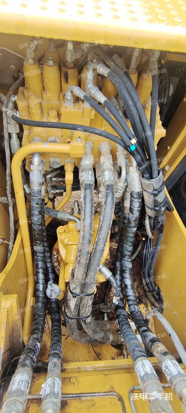 回转马达和主控阀（整机外观）