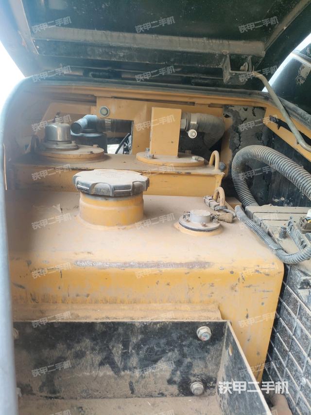 回轉(zhuǎn)馬達(dá)和主控閥（整機(jī)外觀）