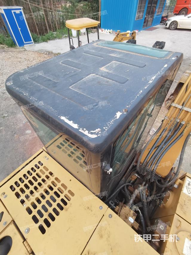 駕駛室頂部(整機(jī)外觀) 駕駛室頂部(整機(jī)外觀)