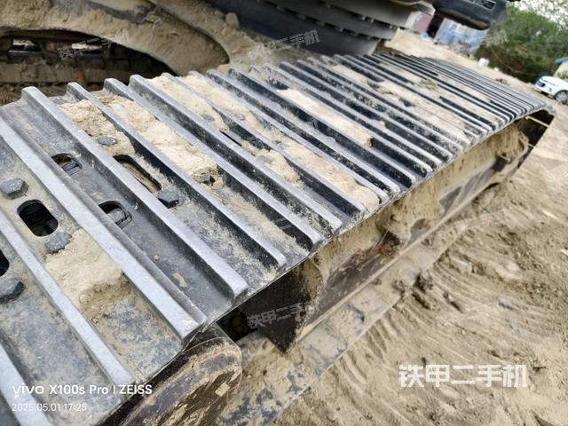 單側(cè)履帶整體(整機外觀) 單側(cè)履帶整體(整機外觀)