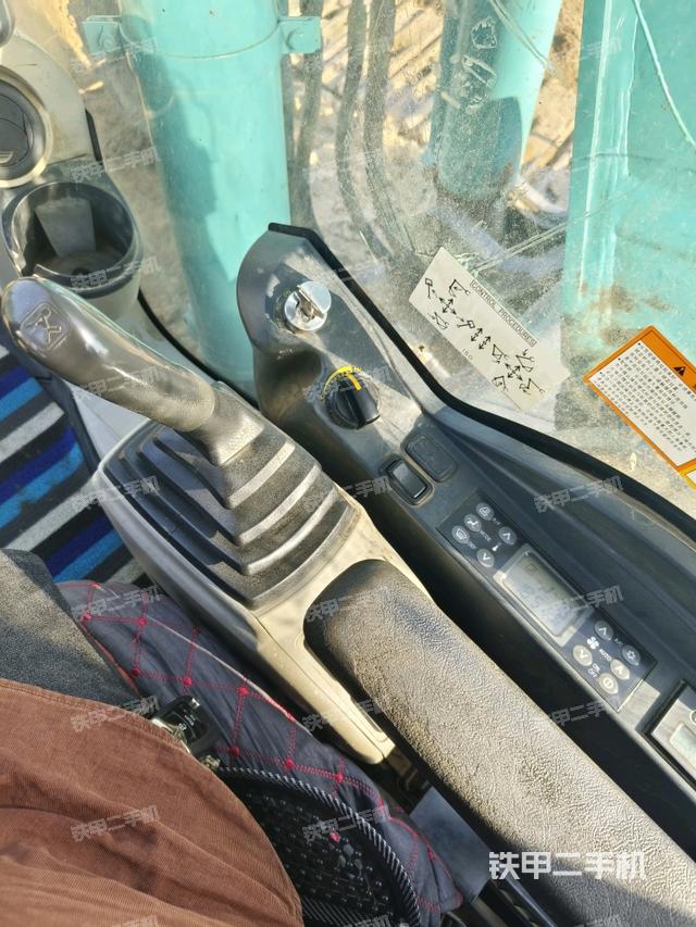 座椅左側(cè)控制臺/音響/含左手柄（駕駛室部分）