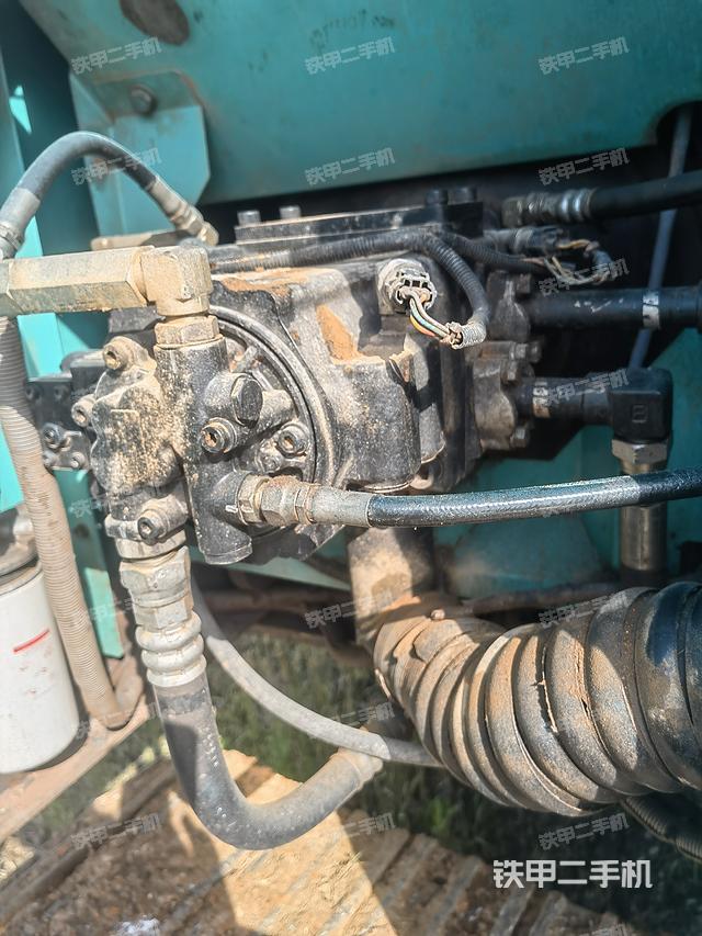 液压泵舱室正面整体（整机外观）