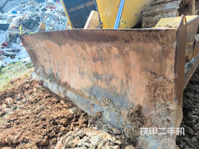 右側(cè)履帶全景(推土機(jī)底盤及工作裝置) 右側(cè)履帶全景(推土機(jī)底盤及工作裝置)