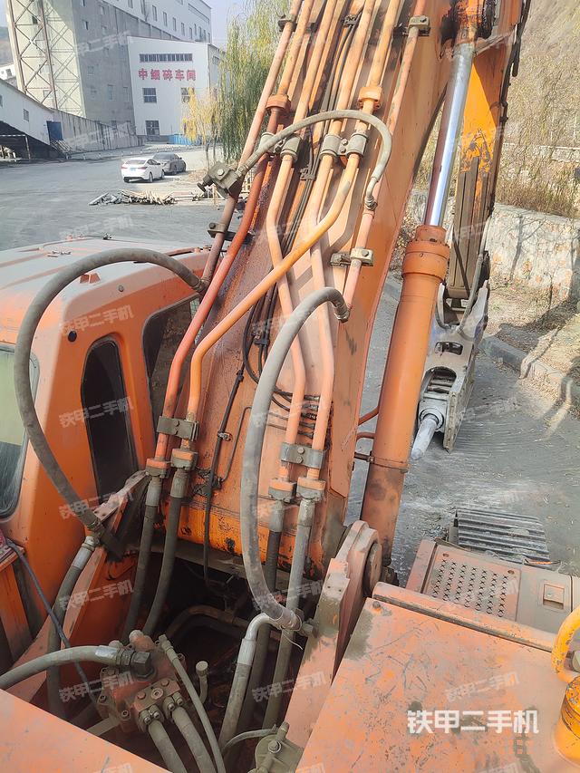 駕駛室頂部(整機(jī)外觀) 駕駛室頂部(整機(jī)外觀)