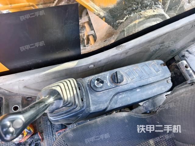 座椅右侧控制台/钥匙门/油门/含右手柄(驾驶室部分) 座椅右侧控制台/钥匙门/油门/含右手柄(驾驶室部分)