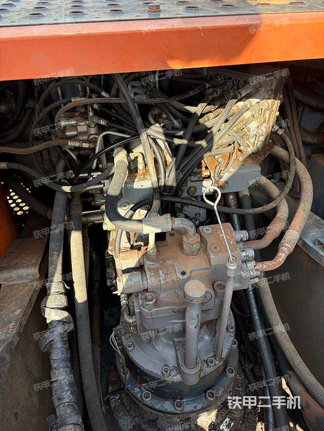 回轉(zhuǎn)馬達和主控閥(整機外觀) 回轉(zhuǎn)馬達和主控閥(整機外觀)