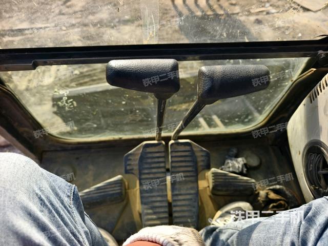 行走控制手柄和踏板?俯拍（駕駛室部分）