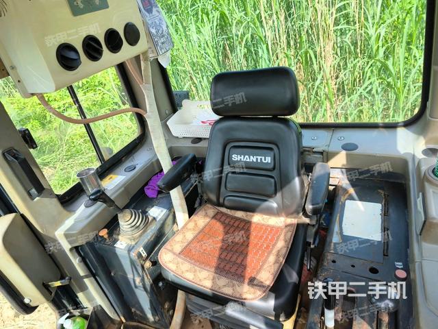 儀表盤全景(推土機(jī)駕駛室) 儀表盤全景(推土機(jī)駕駛室)