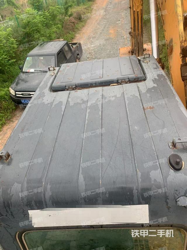 駕駛室頂部(整機(jī)外觀) 駕駛室頂部(整機(jī)外觀)