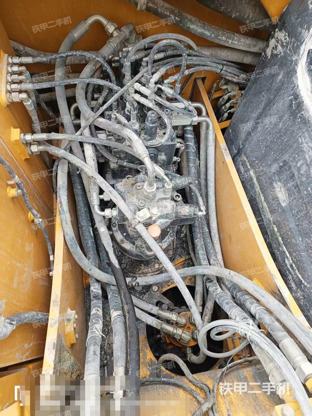 回转马达和主控阀(整机外观) 回转马达和主控阀(整机外观)