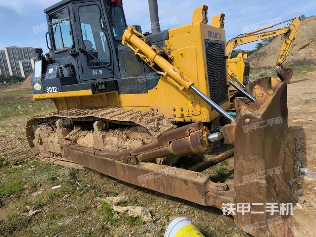 右前45°(推土機(jī)整車外觀) 右前45°(推土機(jī)整車外觀)