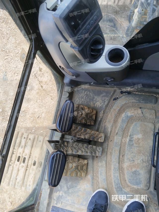 行走控制手柄和踏板?俯拍(駕駛室部分) 行走控制手柄和踏板?俯拍(駕駛室部分)
