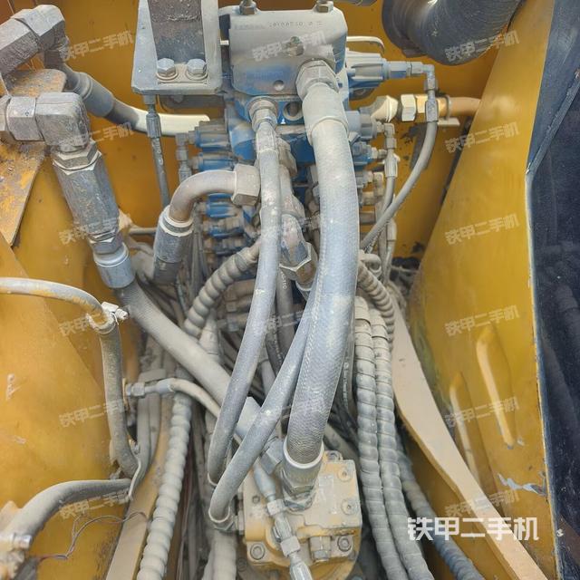 回轉(zhuǎn)馬達(dá)和主控閥(整機(jī)外觀) 回轉(zhuǎn)馬達(dá)和主控閥(整機(jī)外觀)