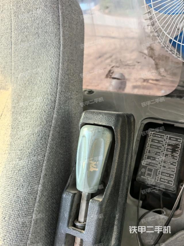 后窗玻璃角標（駕駛室部分）