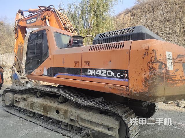液壓泵艙室正面整體(整機(jī)外觀) 液壓泵艙室正面整體(整機(jī)外觀)