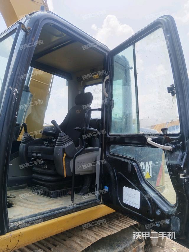 左后方玻璃角標(biāo)(駕駛室部分) 左后方玻璃角標(biāo)(駕駛室部分)