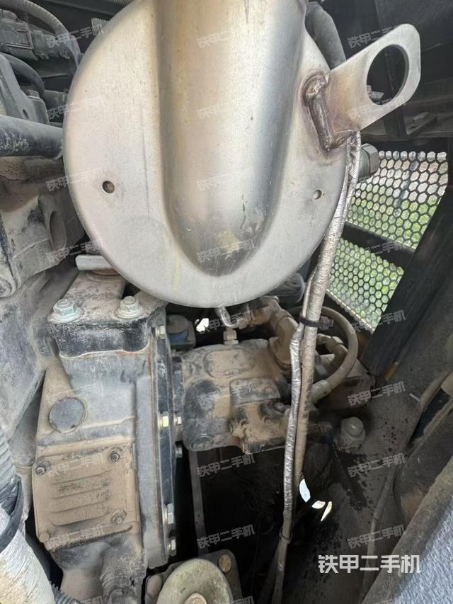液壓泵艙室正面整體(整機外觀) 液壓泵艙室正面整體(整機外觀)
