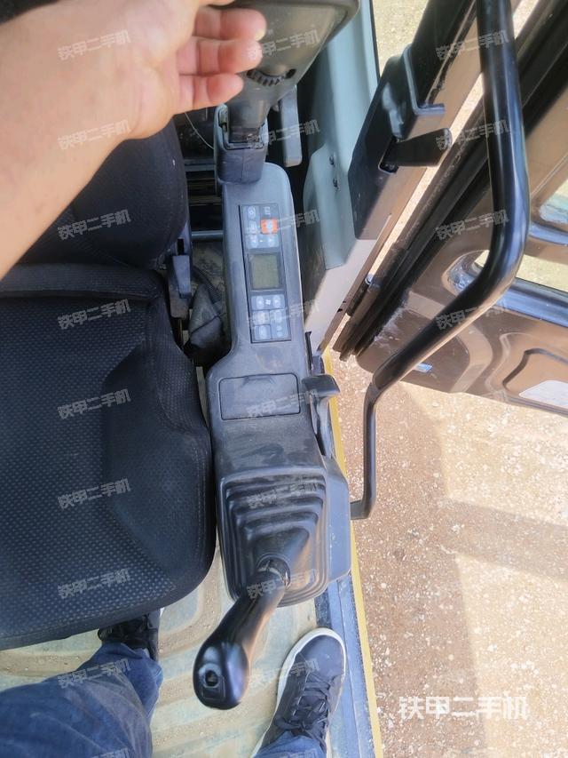 座椅左側(cè)控制臺(tái)/音響/含左手柄(駕駛室部分) 座椅左側(cè)控制臺(tái)/音響/含左手柄(駕駛室部分)