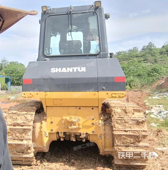 右后45°(推土機(jī)整車外觀) 右后45°(推土機(jī)整車外觀)