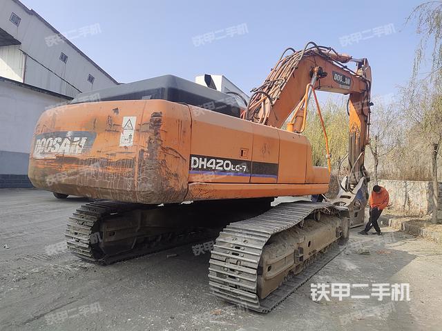 單側(cè)履帶整體(整機(jī)外觀) 單側(cè)履帶整體(整機(jī)外觀)