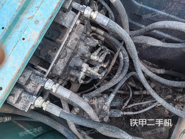 回转马达和主控阀（整机外观）