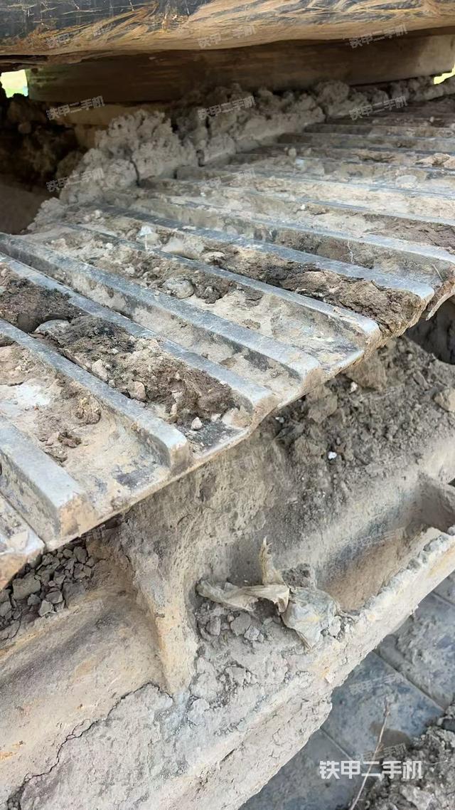 單側(cè)履帶整體(整機(jī)外觀) 單側(cè)履帶整體(整機(jī)外觀)