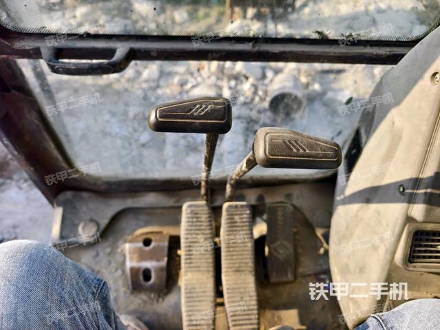 行走控制手柄和踏板?俯拍（駕駛室部分）